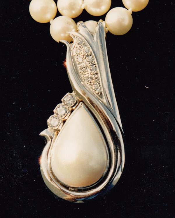 Tear Drop shaped gold Pearl enhancer.